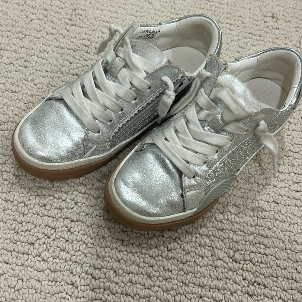 Cute silver sneaks!